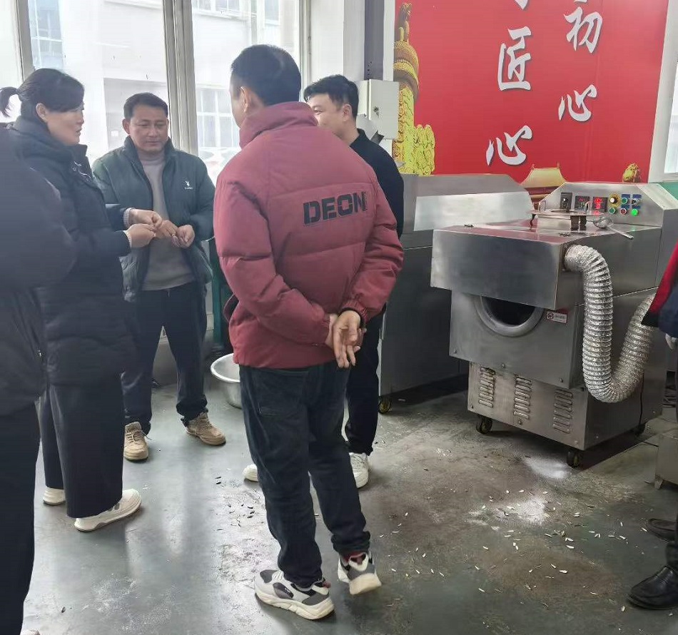 山東客戶現(xiàn)場(chǎng)考察訂購(gòu)許昌智工中型電磁炒貨機(jī)