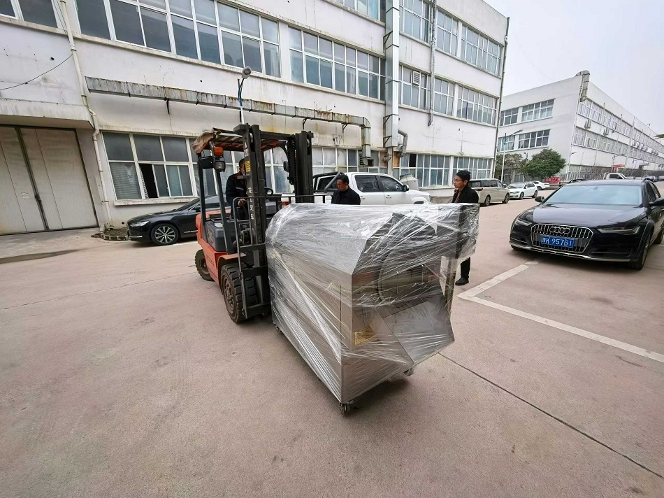 湖北客戶考察50斤電磁炒貨機直接訂購裝車拉走